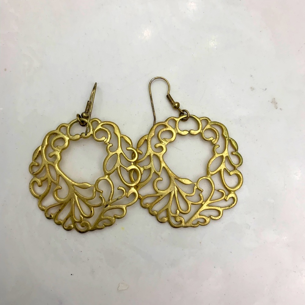 Jessica Simpson gold hoop